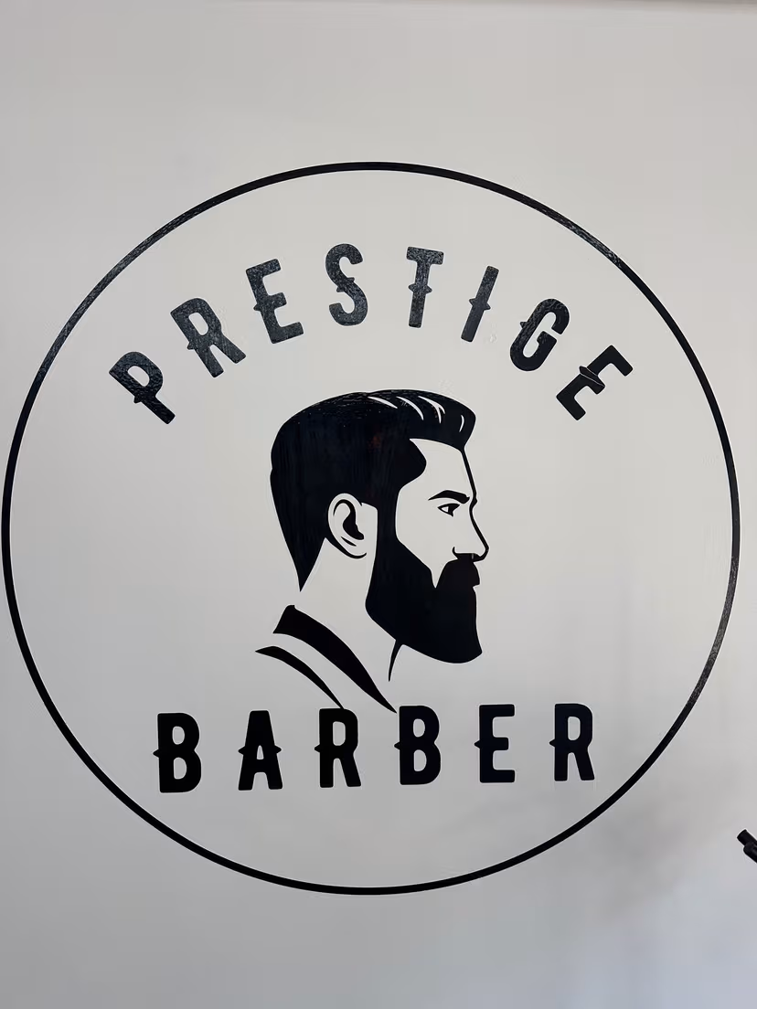 Prestige Barber logo i salonen